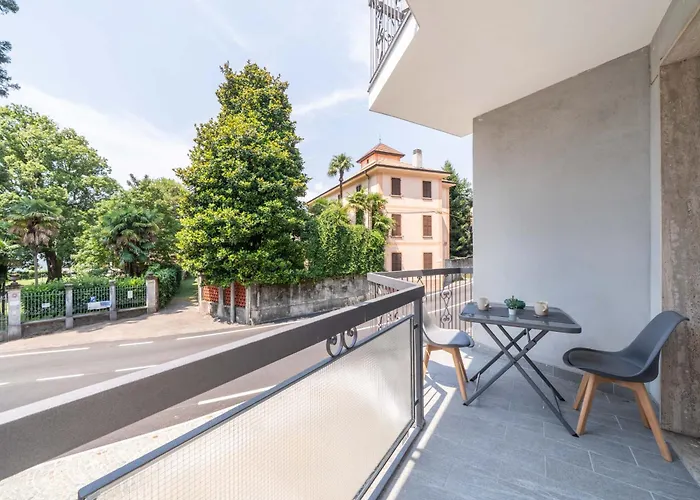 La Darsena Front Apartman *